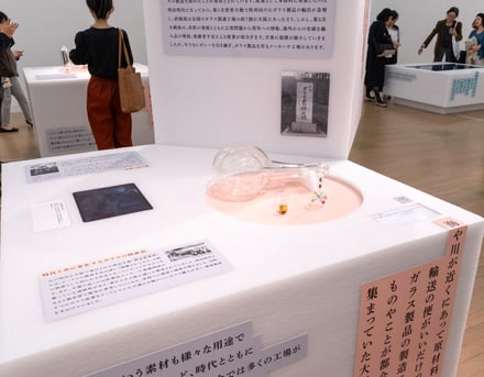 国立新美術館展示風景(五十嵐久枝「魔法瓶」ガラス職人たちの情熱が生んだ〈特産品〉)