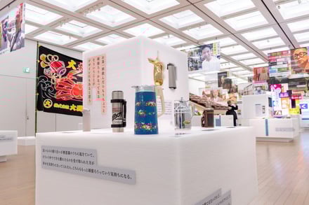 国立新美術館展示風景(五十嵐久枝「魔法瓶」ガラス職人たちの情熱が生んだ〈特産品〉)