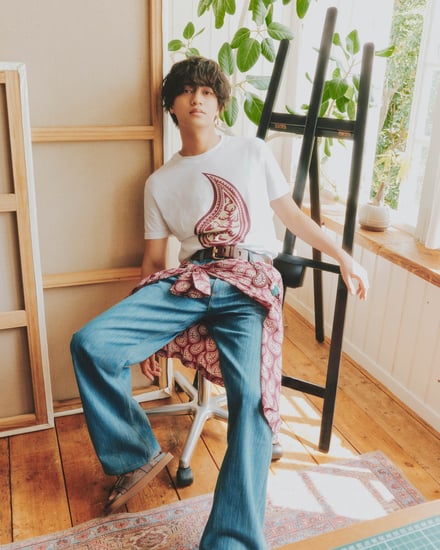 ペイズリーのTシャツを着た男性