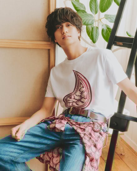 ペイズリーのTシャツを着た男性
