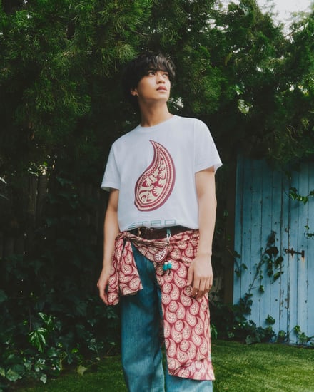 ペイズリーのTシャツを着た男性
