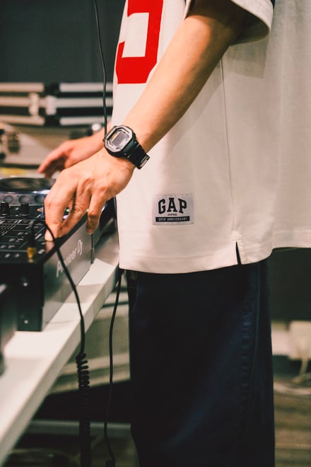 30th Anniversary Teeを着用するスチャダラパー