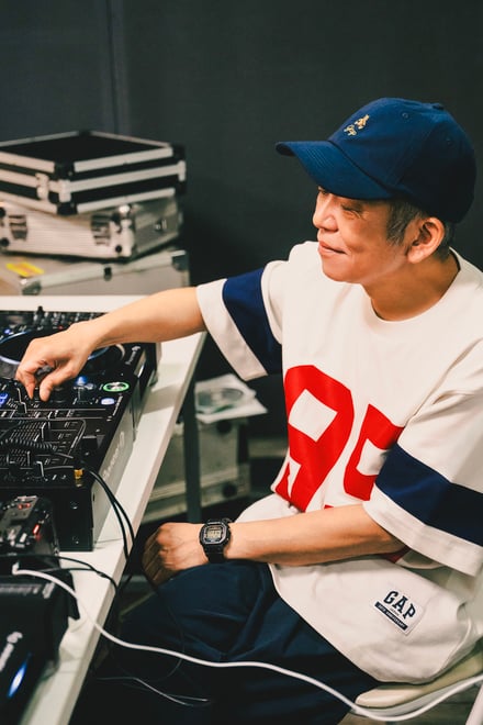 30th Anniversary Teeを着用するスチャダラパー