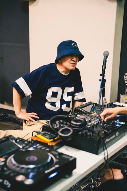 30th Anniversary Teeを着用するスチャダラパー