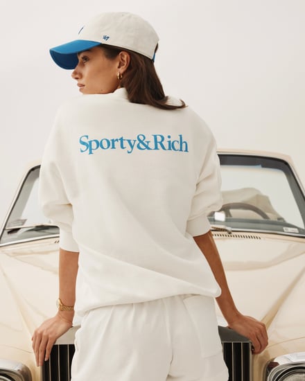 スポーティー&リッチ、ドジャース、フォーティーセブンがコラボしたコレクション「Sporty & Rich × Dodgers」のアイテムを着用する女性
