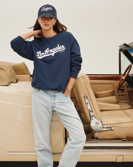 スポーティー&リッチ、ドジャース、フォーティーセブンがコラボしたコレクション「Sporty & Rich × Dodgers」のアイテムを着用する女性