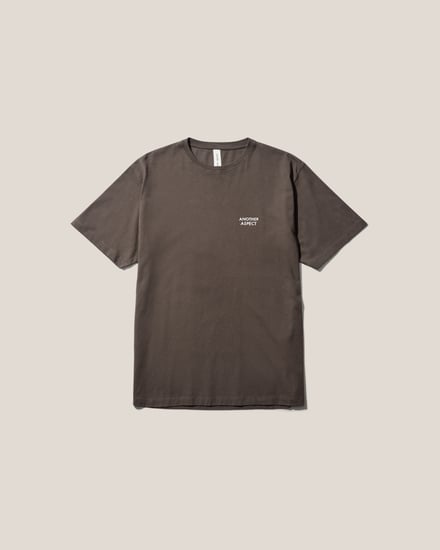 ブラウンのTシャツ
