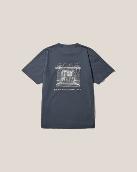 ブラウンのTシャツ