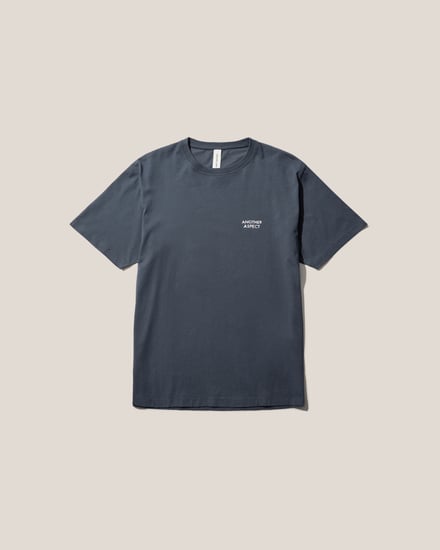 ブラウンのTシャツ