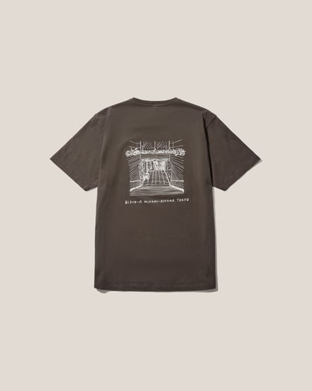 ブラウンのTシャツ