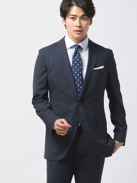 スーツ姿の男性