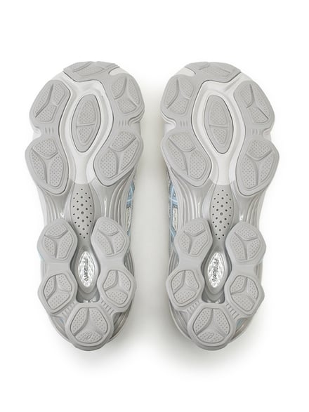 ASICSとemmiとのコラボアイテム