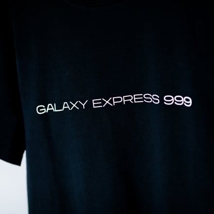 黒の半袖Tシャツ