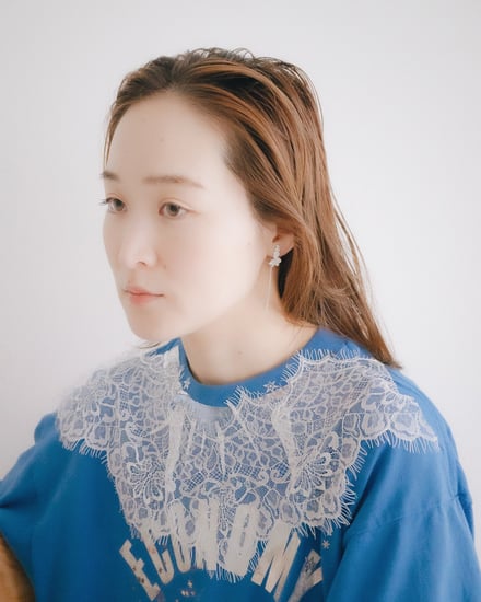 Tシャツを着た女性