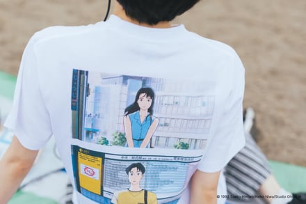Tシャツを着た人物