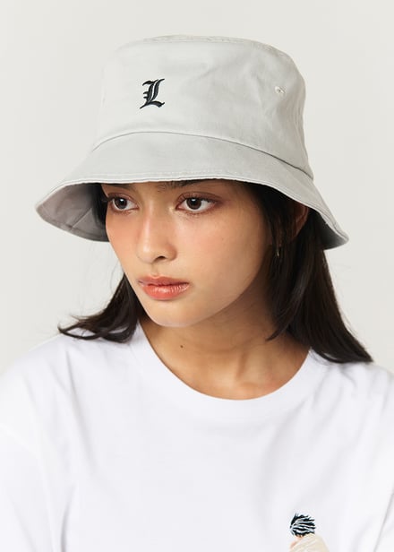 白のバケットハット