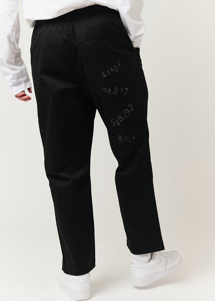 黒のパンツ