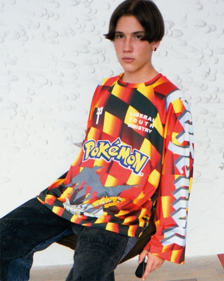 ポケモンがあしらわれたコレクションを着用するキッズモデル