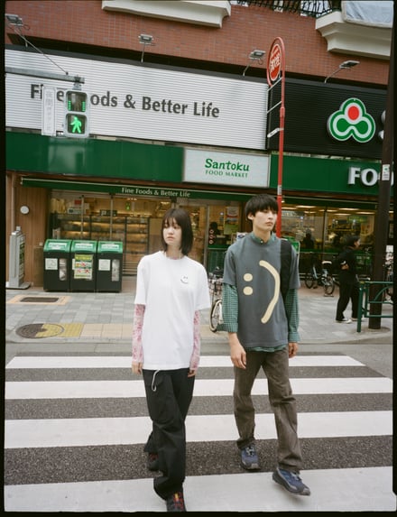 ズーのTシャツを着用したモデル