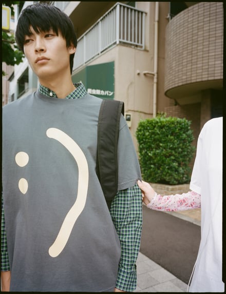 ズーのTシャツを着用したモデル