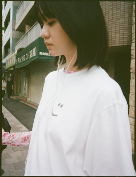 ズーのTシャツを着用したモデル
