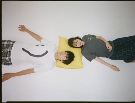 ズーのTシャツを着用したモデル