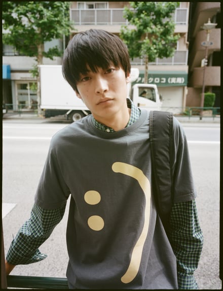 ズーのTシャツを着用したモデル