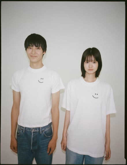 ズーのTシャツを着用したモデル