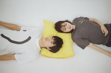 ズーのTシャツを着用したモデル