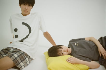 ズーのTシャツを着用したモデル