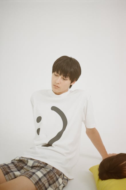 ズーのTシャツを着用したモデル