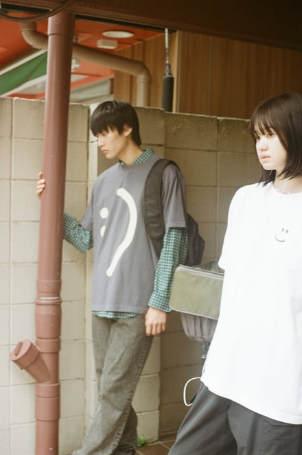 ズーのTシャツを着用したモデル