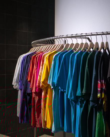 ラックにかけられたヴィンテージTシャツ
