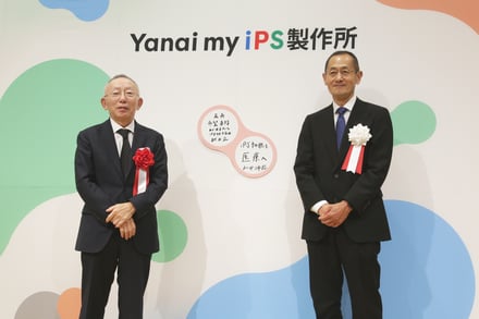 記者会見を行う2人の男性