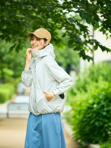 マウンテンパーカーを着た女性