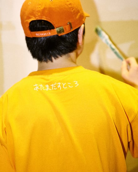 キャップとTシャツを身につけた男性の後ろ姿