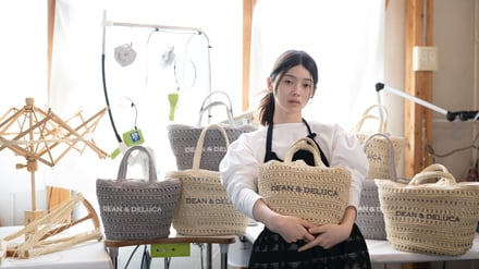 カバンを持った女性