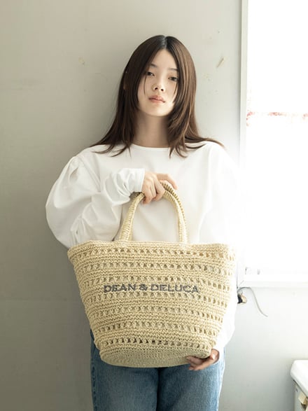 カバンを持った女性