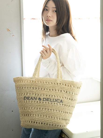カバンを持った女性