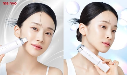 美顔器を持った女性