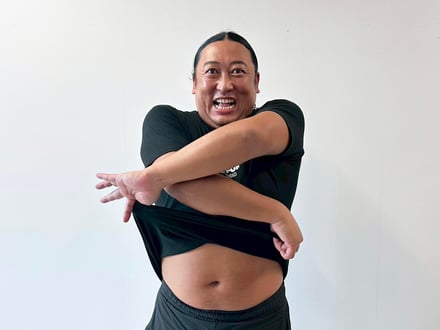 笑ゥせぇるすまん 体モノマネTシャツ「BOTY」を着用する秋山竜次
