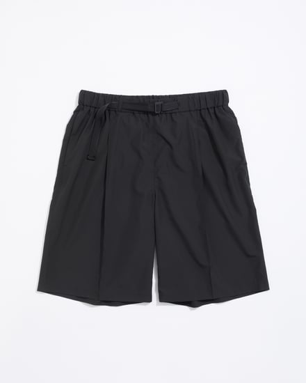 ブラックのパンツ