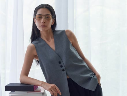 Zoffと熊谷隆志がコラボレーションしたアイウェアコレクションを着用する女性モデル