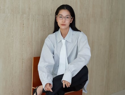 Zoffと熊谷隆志がコラボレーションしたアイウェアコレクションを着用する女性モデル