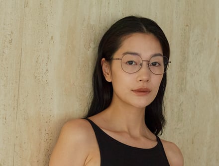 Zoffと熊谷隆志がコラボレーションしたアイウェアコレクションを着用する女性モデル