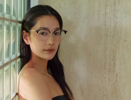 Zoffと熊谷隆志がコラボレーションしたアイウェアコレクションを着用する女性モデル