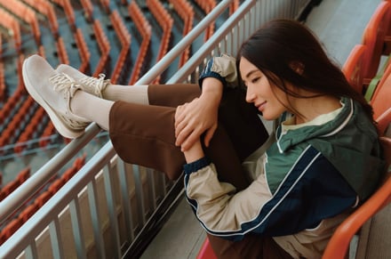 白いスニーカーを着用した女性