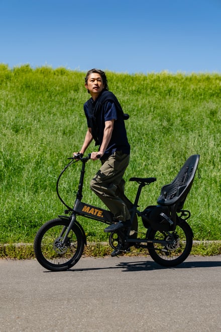 MATE. BIKEに乗る山田優と窪塚洋介