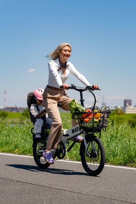 MATE. BIKEに乗る山田優と窪塚洋介