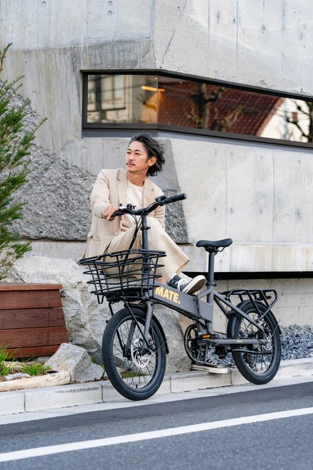 MATE. BIKEに乗る山田優と窪塚洋介